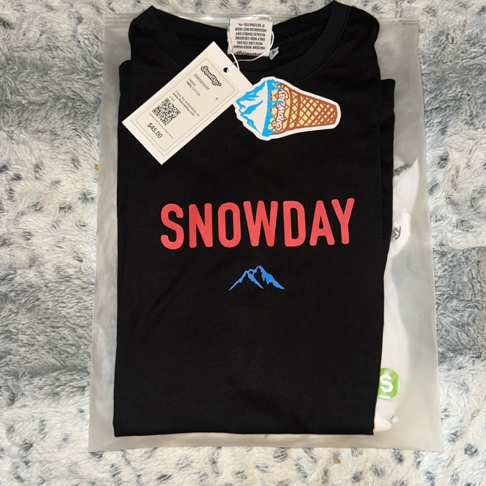 Men’s Or Women’s Black SnowDay short sleeve T-Shirt! Brand New w Tags, Xmas Tee